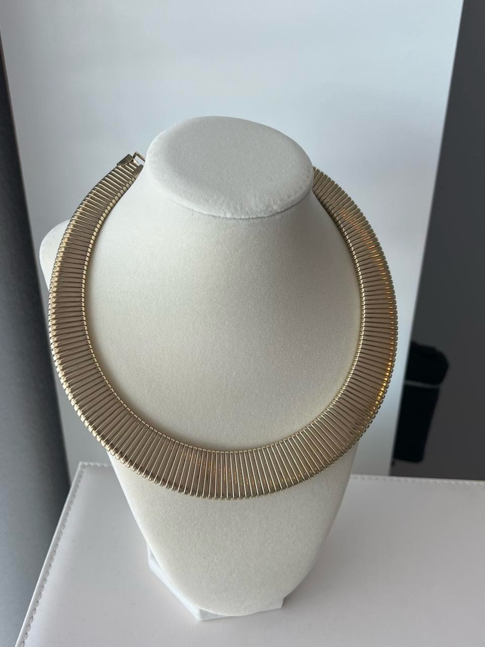 Gold Ribbed Collar Necklace - Elegant Women's Jewelry - Picture 5 of 8
